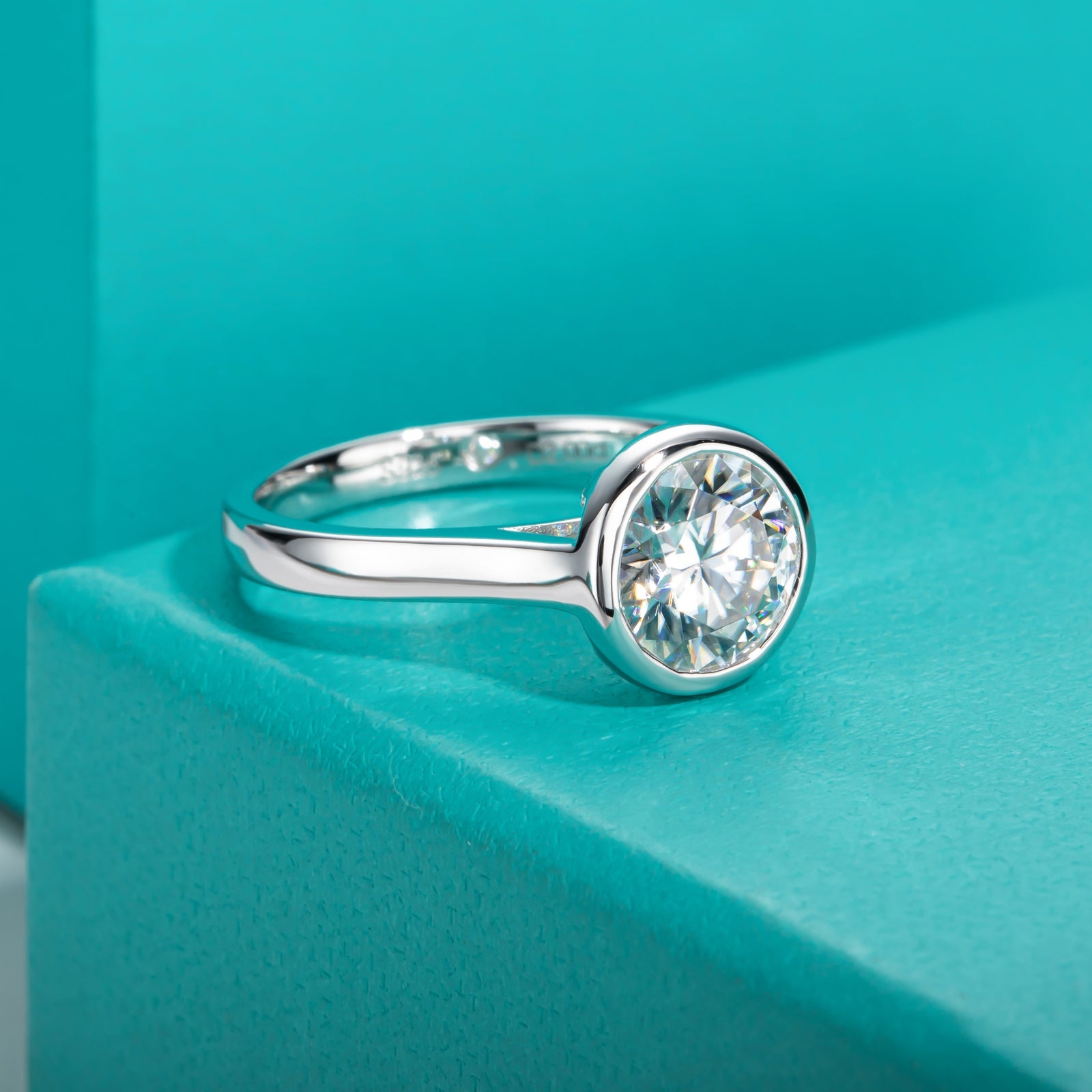 Round Cut Bezel Moissanite Engagement Ring (2ct)
