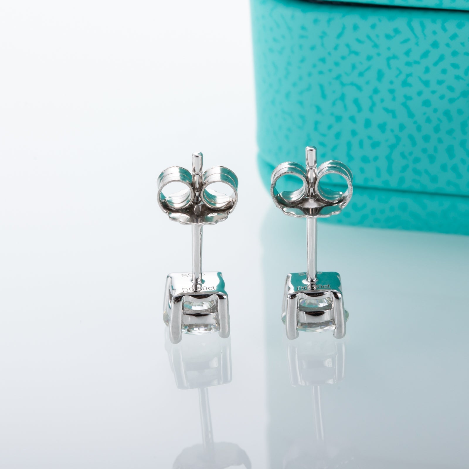 Round Cut Moissanite Stud Earrings (0.6cttw)