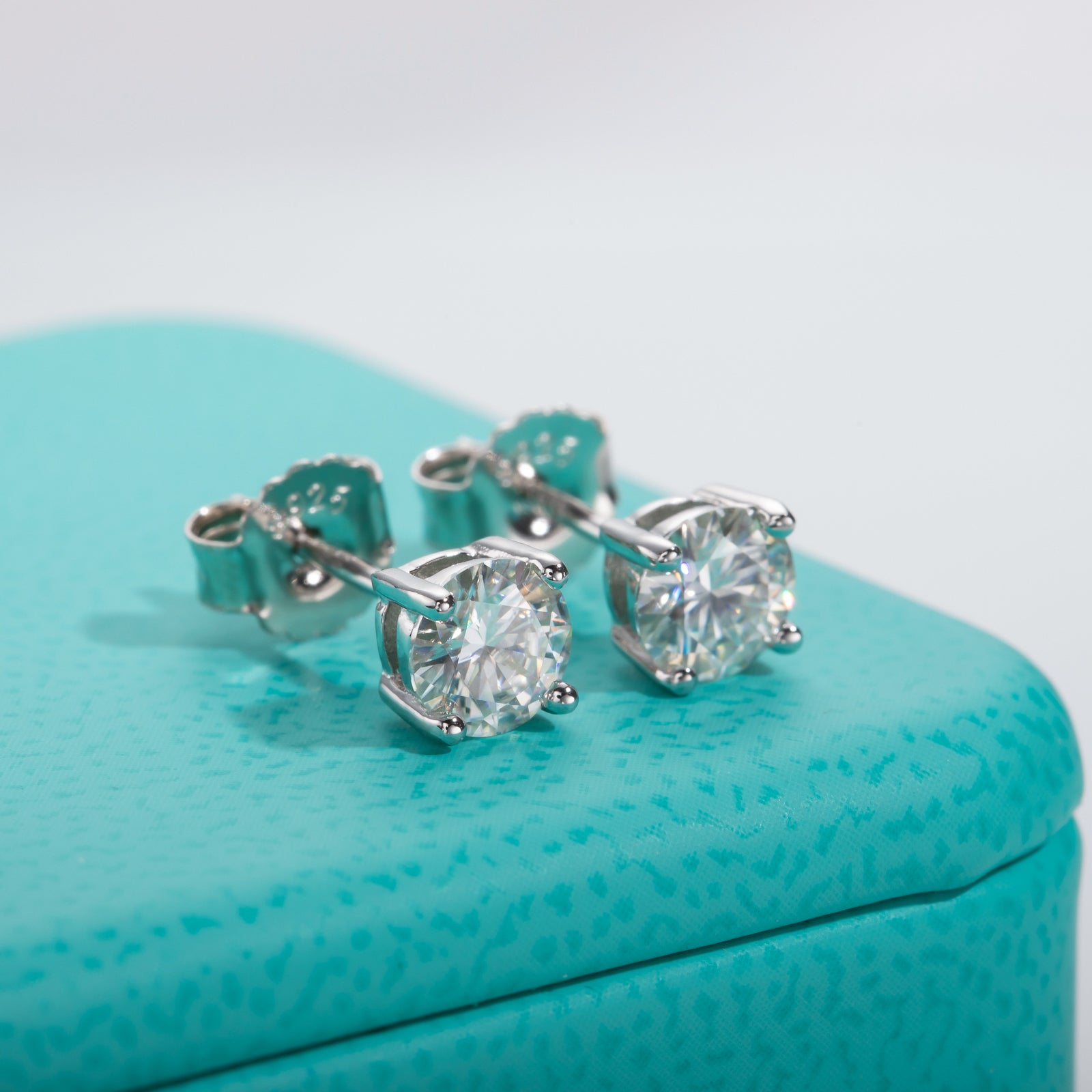 Round Cut Moissanite Stud Earrings (0.6cttw)