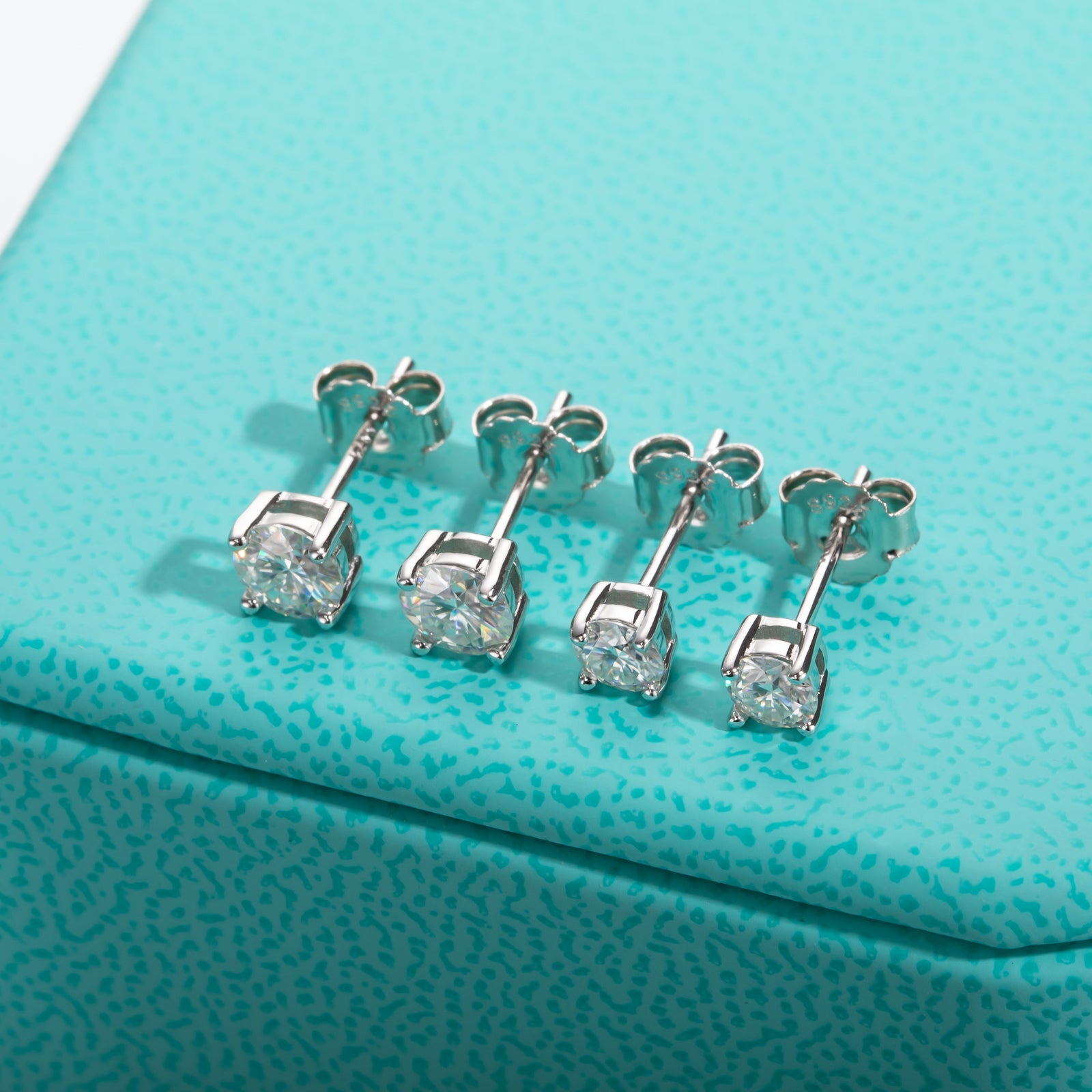 Round Cut Moissanite Stud Earrings (0.6cttw)