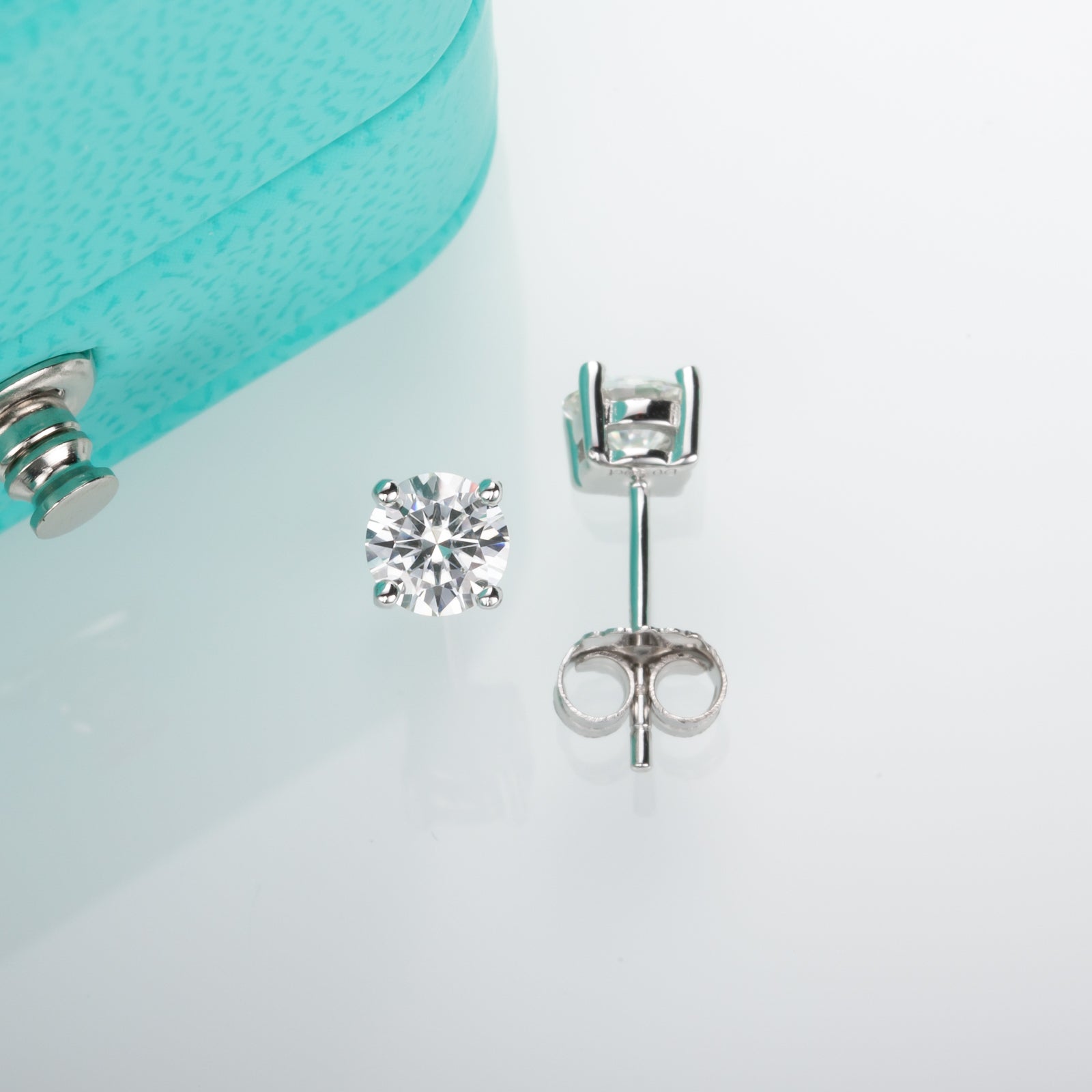 Round Cut Moissanite Stud Earrings (0.6cttw)