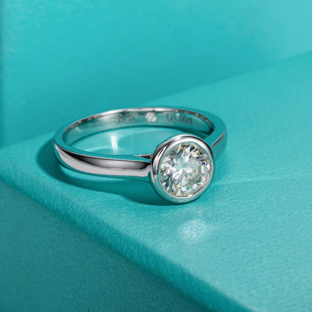 Round Cut Bezel Moissanite Engagement Ring (1 ct)