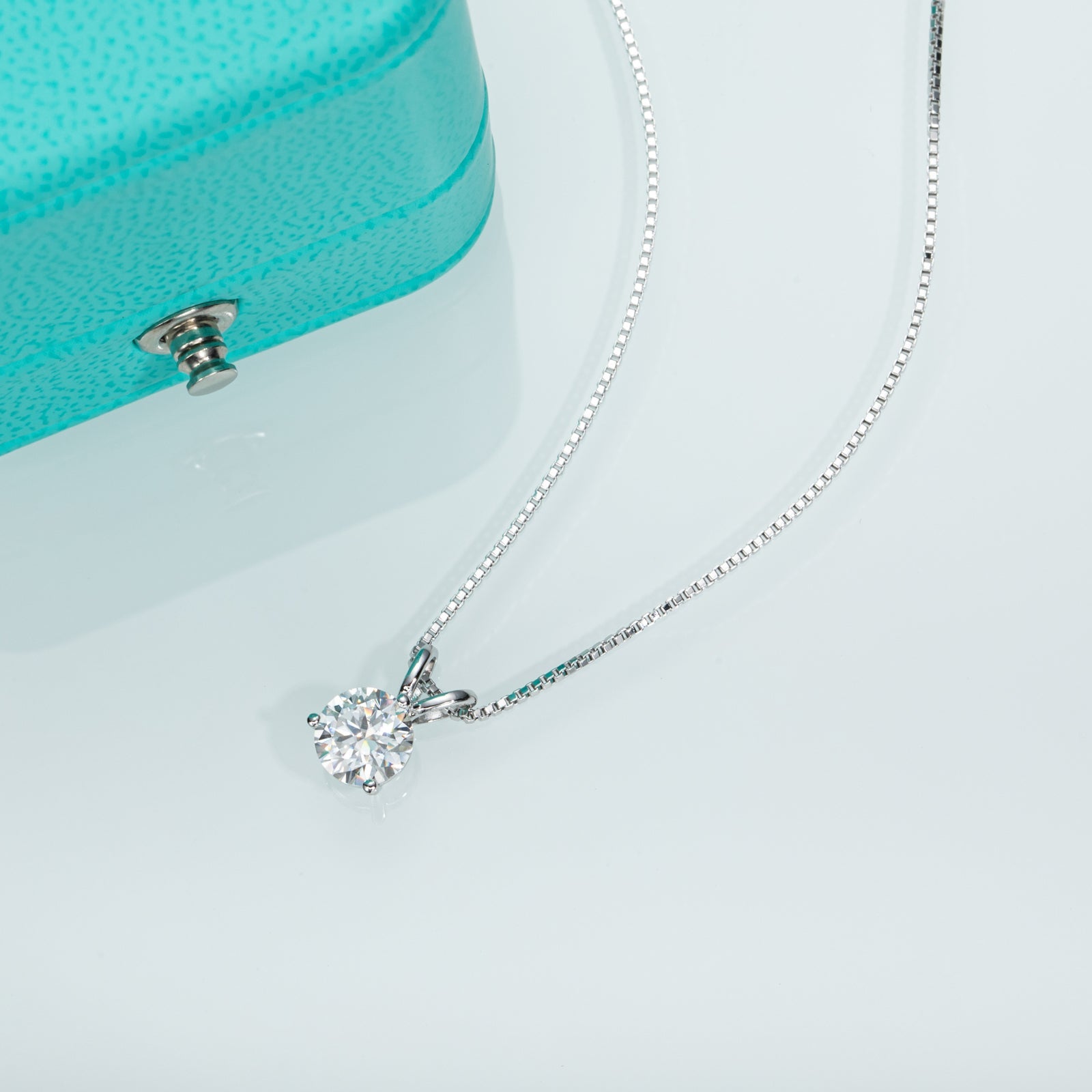 Round Cut Moissanite Pendant Necklace (1 ct)