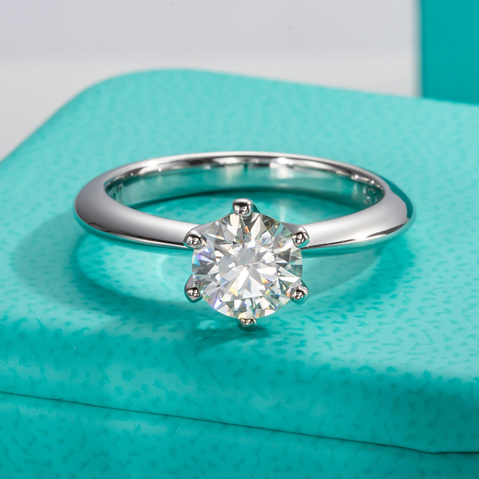 Round Cut Moissanite Engagement Ring (0.5-5ct)