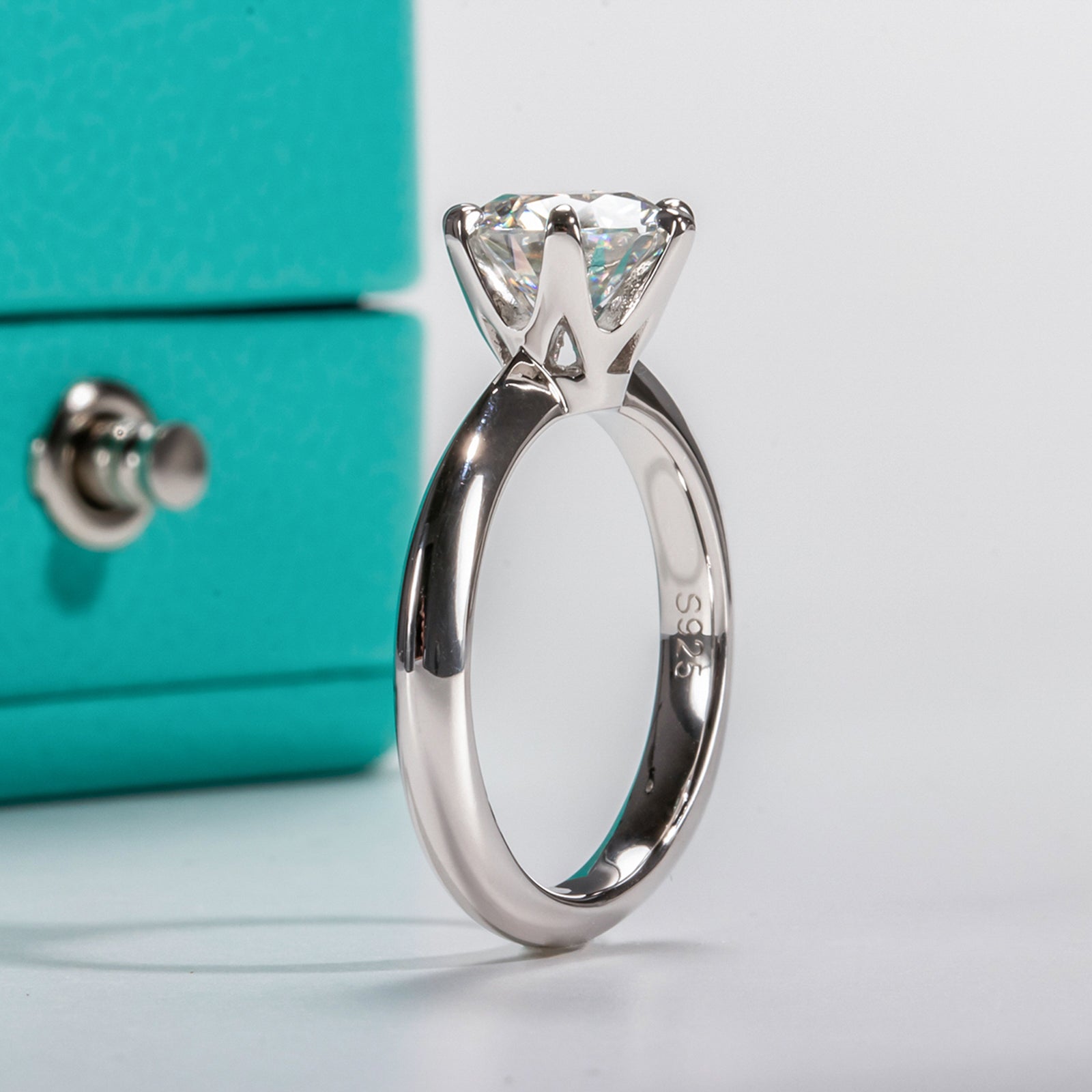 Round Cut Moissanite Engagement Ring (0.5-5ct)