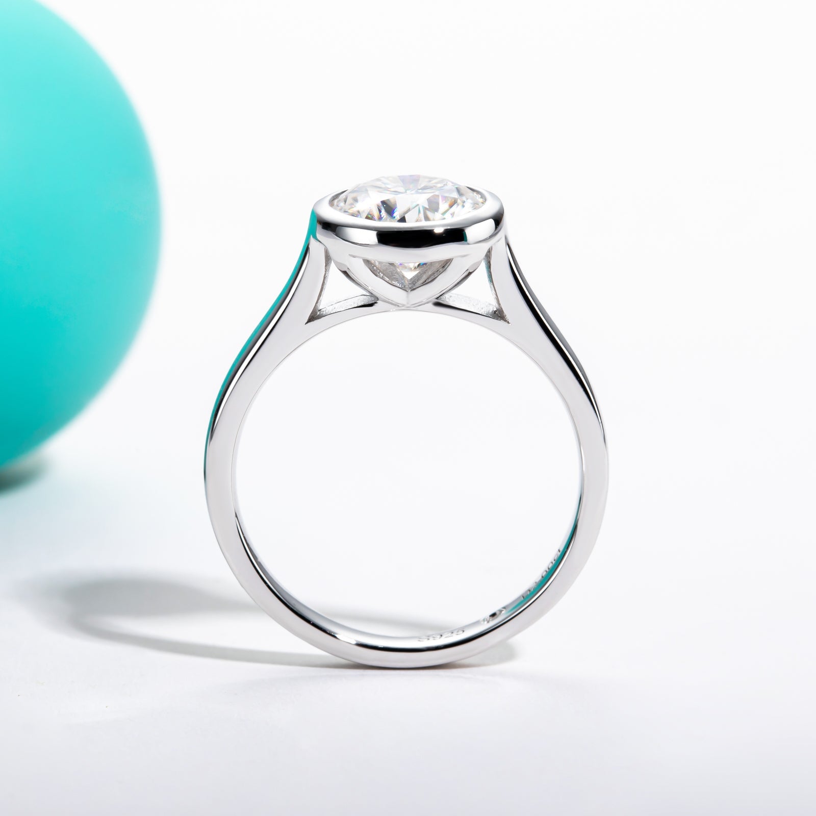 Round Cut Bezel Moissanite Engagement Ring (2ct)